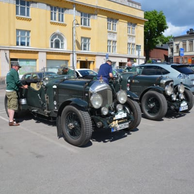 Två gamla Bentley bilar parkerade på Borgå torg.