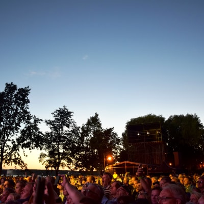 En publik på 5000 människor på julifestivalen i Ekenäs.