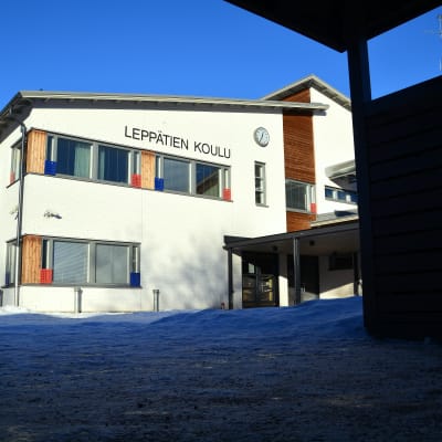 Skolgård i solsken och snö.