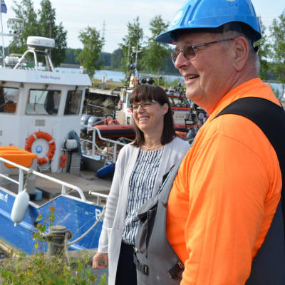 Nina Lindman och Göran Ahlstrand står framför båten Roope-Botnia.