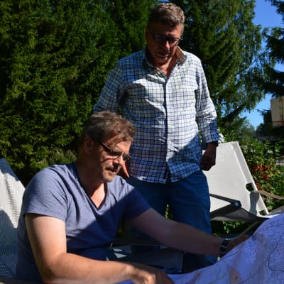 Mikko Uljas och Heikki Hurtig ser över kartan över mötesområdet