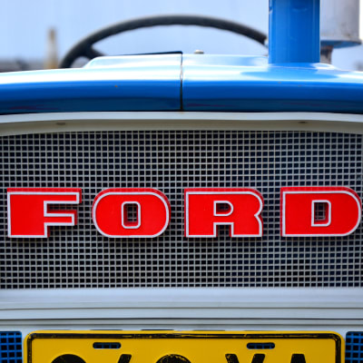 Fronten på en Ford traktor