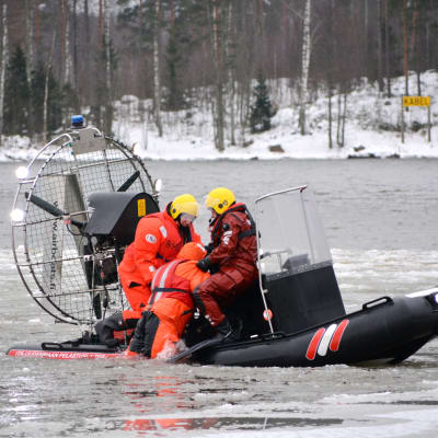 Räddningsverket övar att rädda människor ur isen