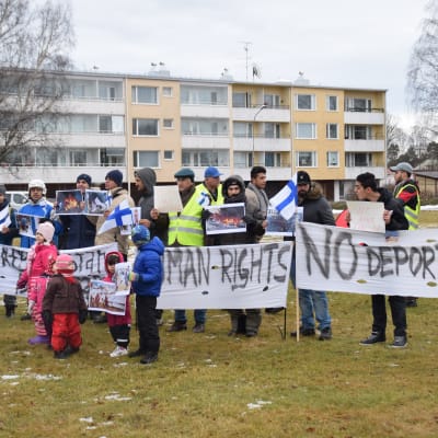 Asylsökande demonstrerar i en park i Hangö.