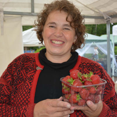 Elina Kontti säljer jordgubbar.