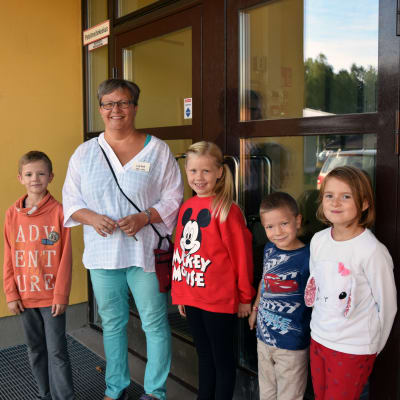 Max Högström, Lena Ahlroth, Ella Rehnström, Axel Högström och Emilia Nevalainen står vid dörren till Sjundeå svenska skola.