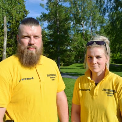 Ordningsvakterna Glenn Hannus och Jenni Ahlbäck.
