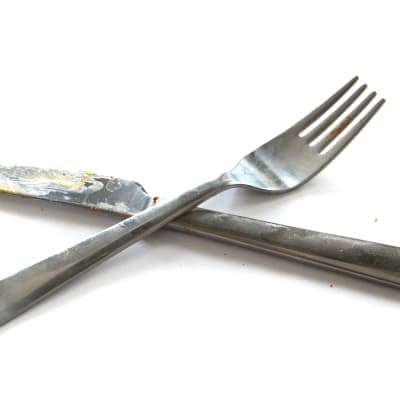 Smutsiga matbestick, kniv och gaffel.