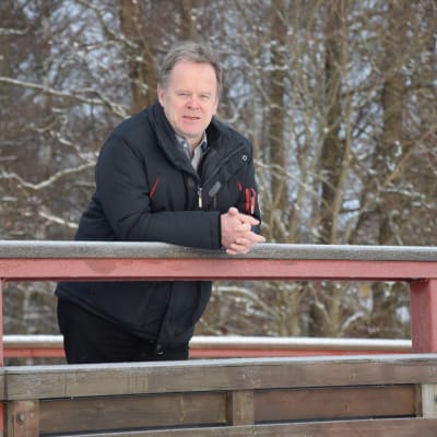 Ingås kommundirektör Jarl Boström lutar mot ett broräcke.