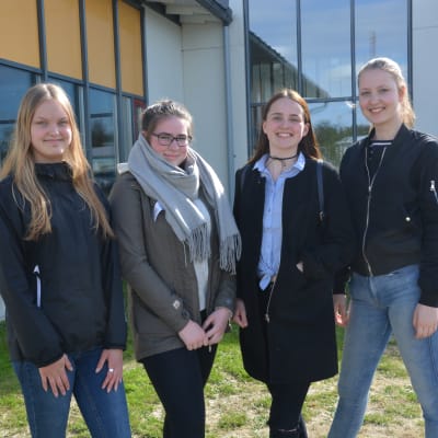 fyra ungdomar står utanför solf skola. Från vänster: Kajsa Forslund, Kajsa Ollikkala, Eleonora Drifell och Linda von Essen
