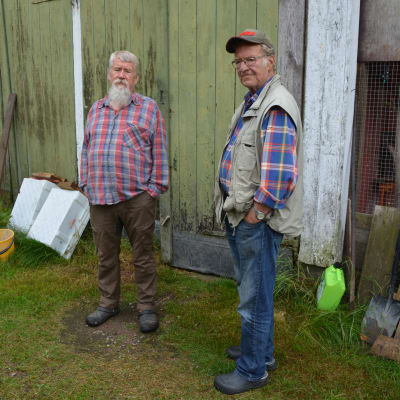Seppo och Tapio poserar framför ladugården.
