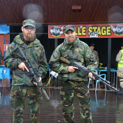 Conny Sjöblom och Oskar Kenttälä från Vaasa Airsoft.