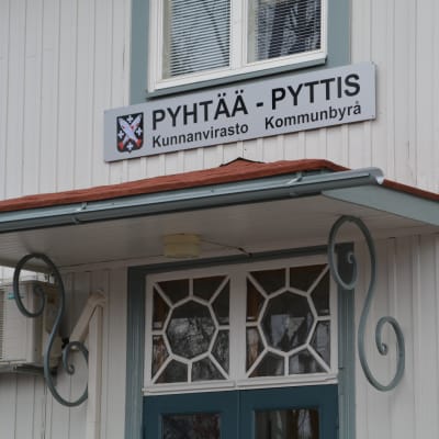 En skylt med Pyttis ovanför dörren till Kommunbyrån