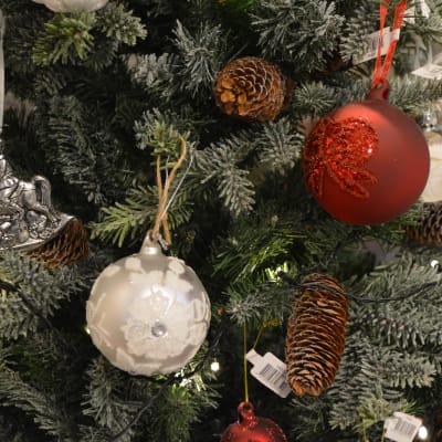 Julgran med julbollar och kottar