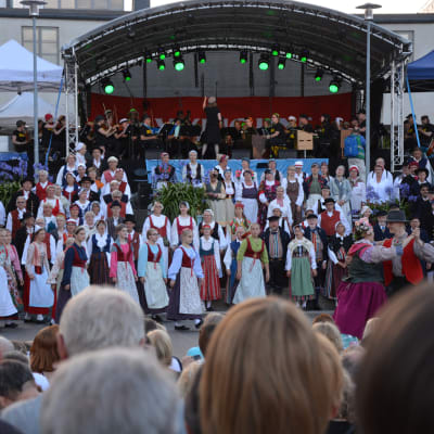 Europeaden har samlat 6500 folkdansare till Åbo.