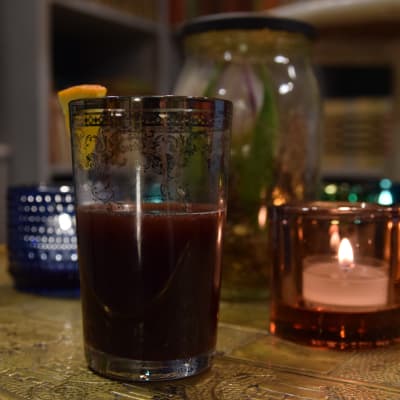 Varm Tawny Port med citrus och honung drink i ett glas.