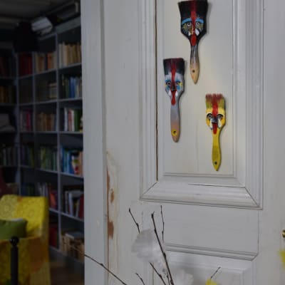Påskpynt i form av penseltuppar på en dörr