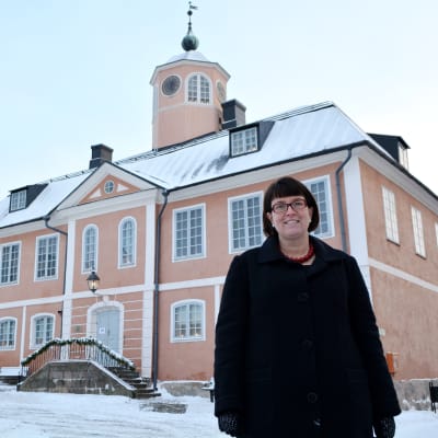 Mikaela Nylander framför Borgås gamla rådhus.
