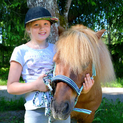 Flicka med ponny