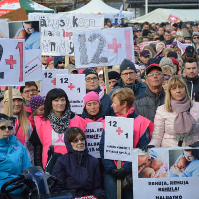 Manifestation för Vasa centralsjukhus på torget i Vasa.