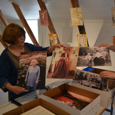 Elina Sorainen visar upp fotografier av Tove Jansson