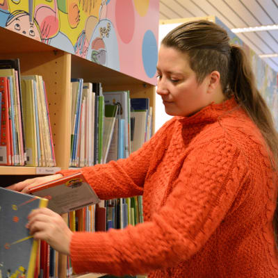 Ninette Bahne lånar gärna böcker från biblioteket.