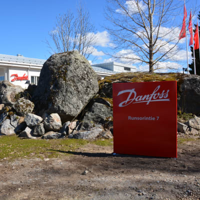 Danfossin Drives-liiketoiminnan toimitilat kuvattuna aurinkoisena päivänä Vaasan Runsorissa.