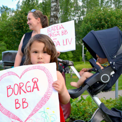 Flicka demonstrerar för Borgå bb