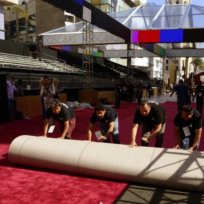 arbetare rullar ut den röda mattan inför oscarsgalan 2015