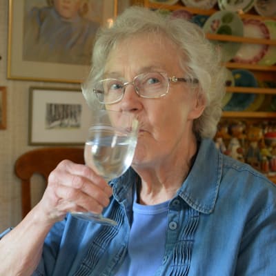 Märta Sjöblom dricker ett glas vatten.