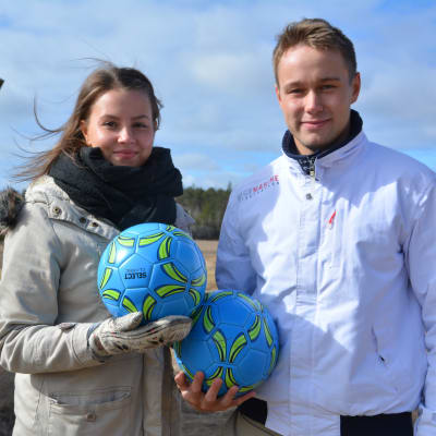 Kvinna och man håller i varsin boll.