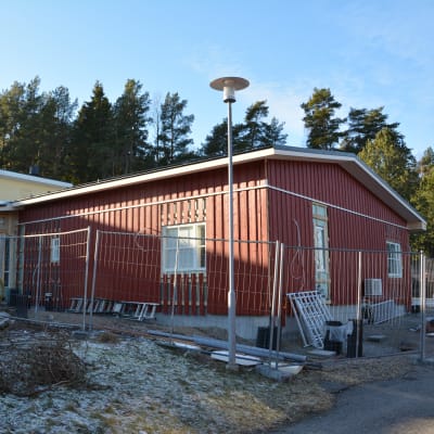Taklagsfest har firats vid nybygget vid Fridhem, dit Houtskärs hälsostation flyttas.