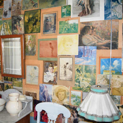 Gästrummet på Kulla gård är tapetserat med bilder ur gamla tidningar.