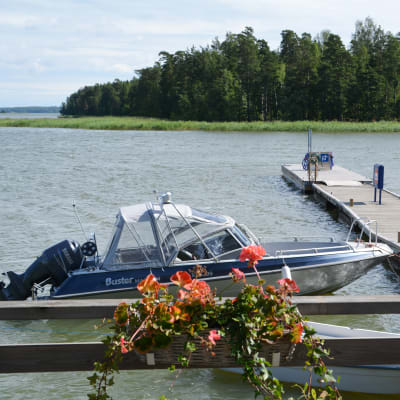 båt och tömningstank för septiktankar vid emsalö bro i borgå 2016