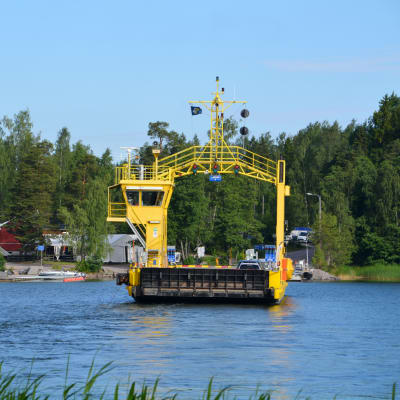 Pellingefärjan kör över Sunisundet.