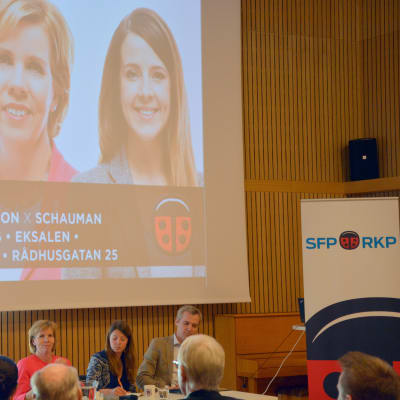 Anna-Maja Henriksson, Ida Schauman och Anders Adlercreutz under partiledardebatten i Vasa.