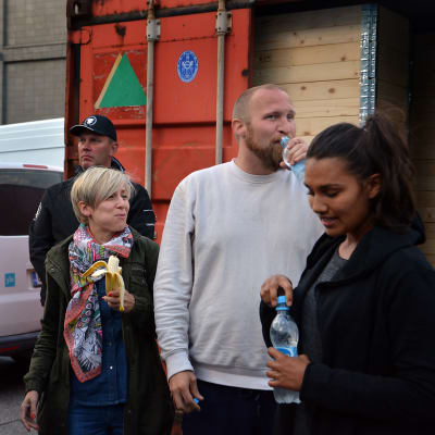 Alla ute ur containern, dricker vatten och mumsar på bananer.