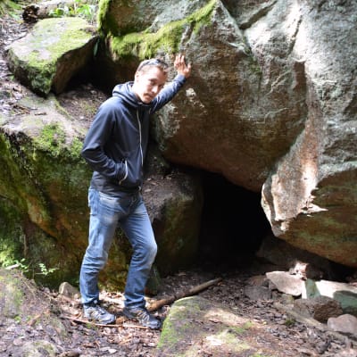 esa huttunen vid ingången till brannis grotta i strömfors 11.07.2016