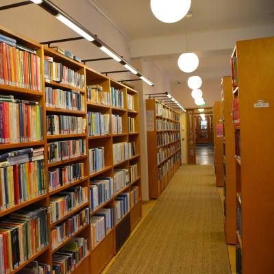 Lovisa huvudbibliotek inifrån, bokhyllor i massor