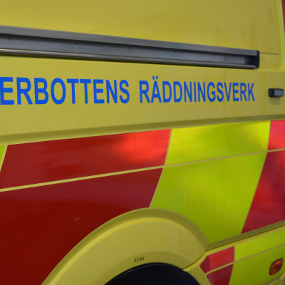 texten "österbottens räddningsverk" i närbild från en ambulans