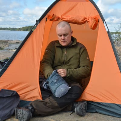 Patrik Berghäll har sat upp tältet