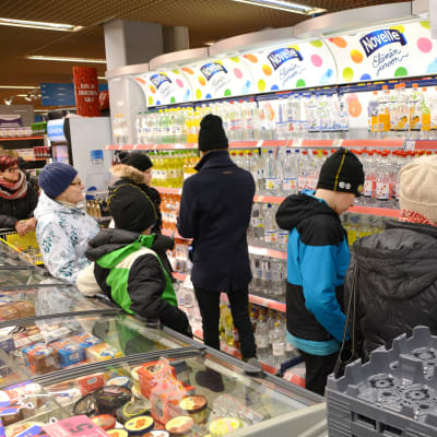 Trängsel framför vattenhyllan i Citymarket i Borgå.