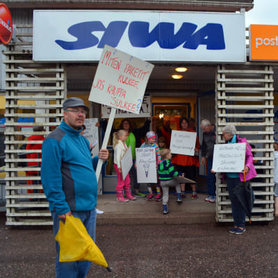 Demonstration mot stängningen av butiken i Valkom i Lovisa