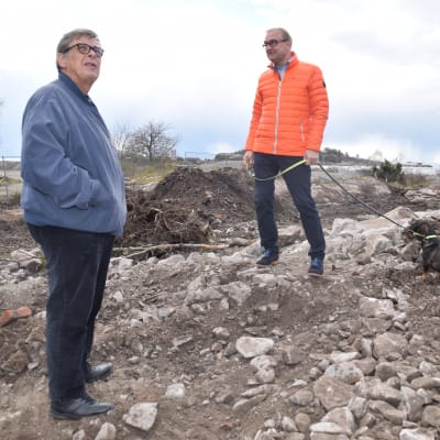 Hangös stadsdirektör Denis Strandell och Hangöbon Johannes Runeberg ser på parken på Fabriksudden där staden tar bort nedsmutsad jord och träd.