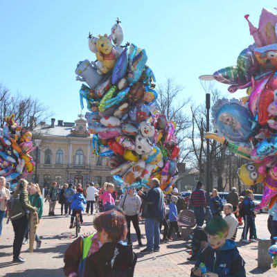 ballongförsäljare utanför stadshuset i borgå 2015
