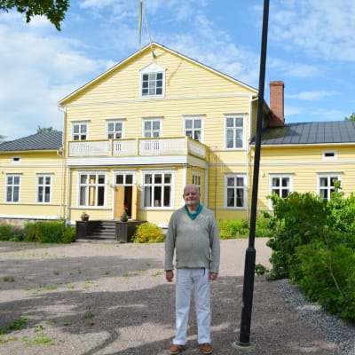 Intendent Henrik Degerman utanför Stensböle gård.