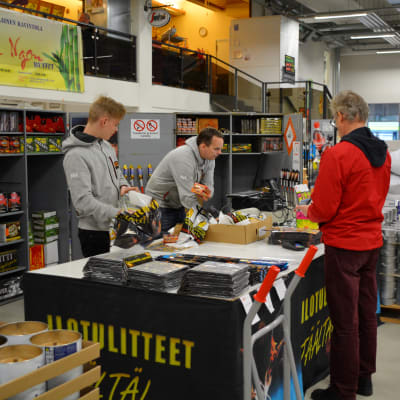Försäljning av fyrverkeripjäser i Mikrokulma i Borgå