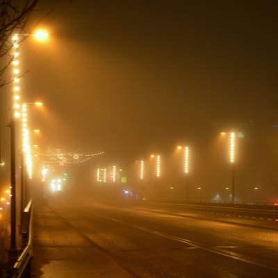 julbelysning i dimma på mannerheimgatans bro