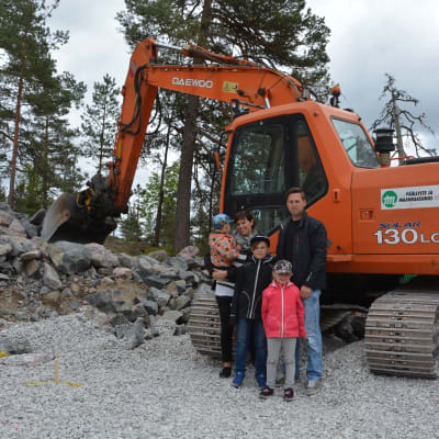 Familjen Sandström bygger hus i Dönsby west. Här står de där husgrunden kommer att finnas
