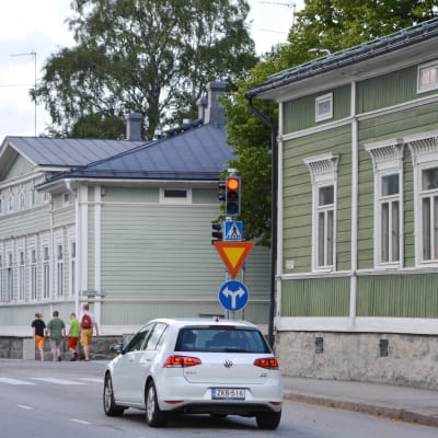 Korsningen mellan Alexandersgatan och Ågatan i Borgå med hus i empirestil.